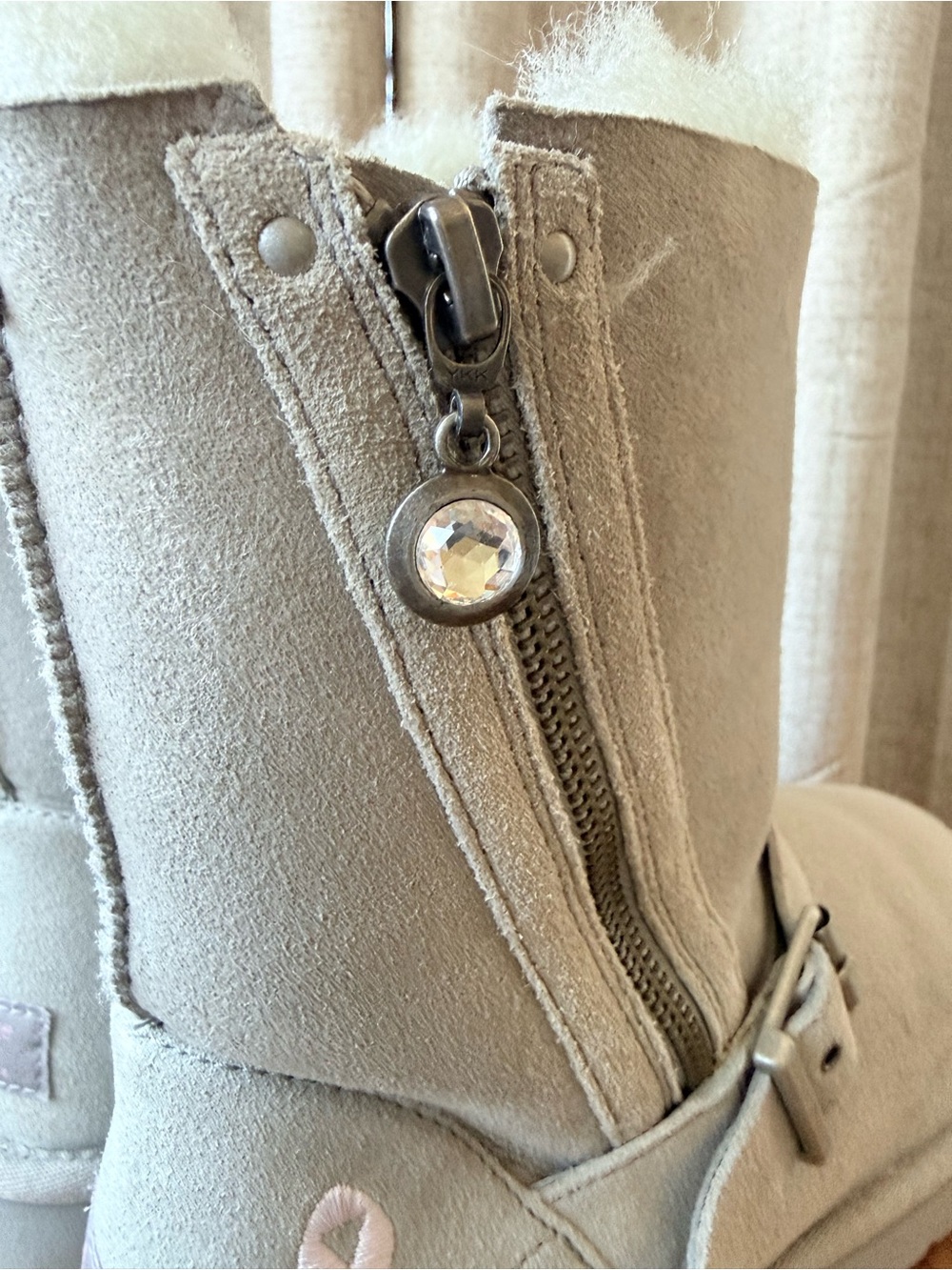 UGG Australia Gray Pink Ribbon Breast Cancer Boots Sz 8 Limited Edition EUC - Picture 3 of 7